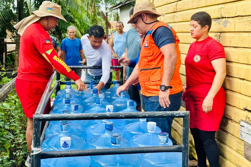 Água mineral sendo levada pela equipes do estado para distribuição aos moradores.