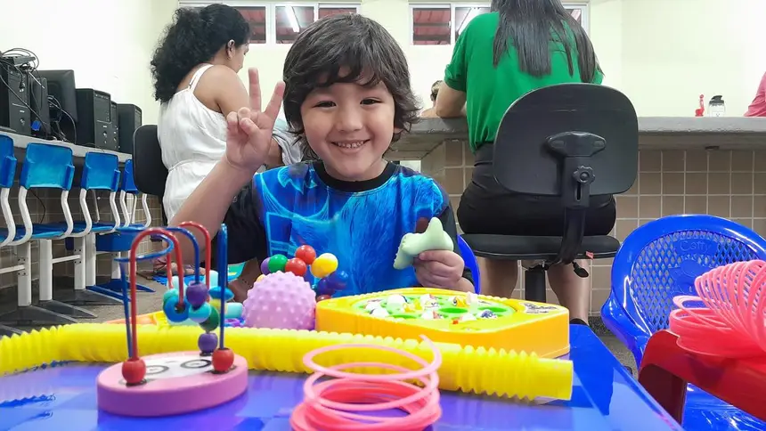 Júlio, de 4 anos, amou os brinquedos multissensoriais e pedagógicos do projeto TEAcolho