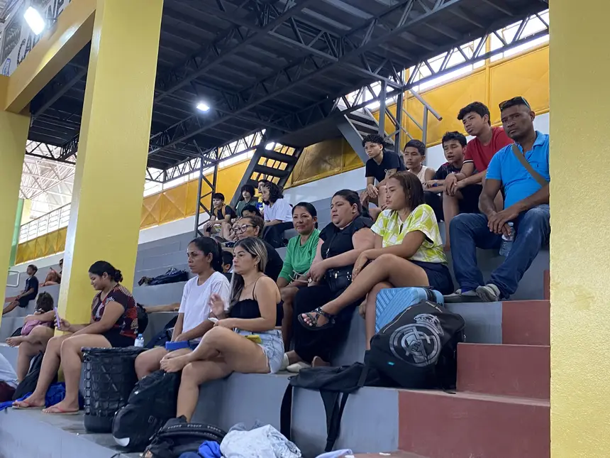 Público presente na arquibancada prestigiando os combates e incentivando os atletas durante a competição