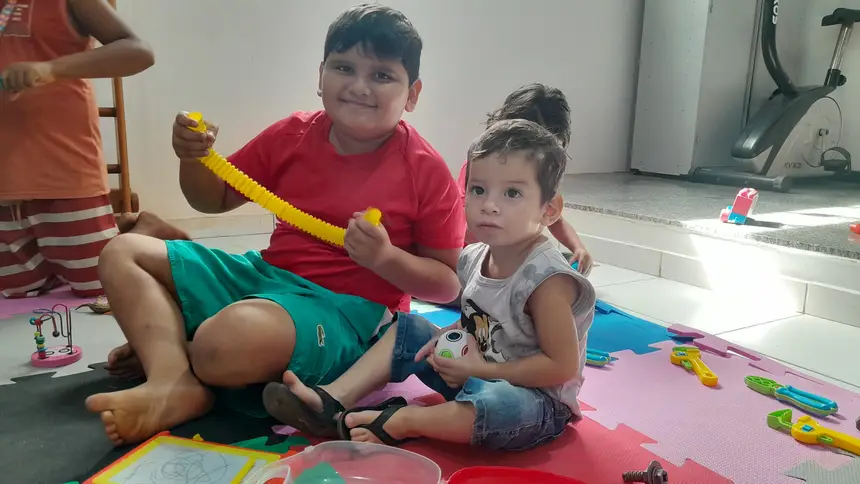irmãos Elias e Miguel no Espaço TEAcolho 