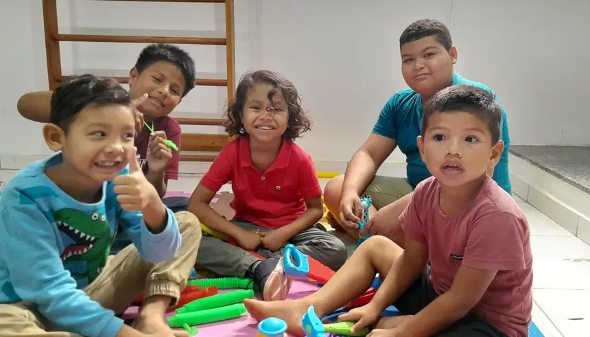 Galerinha animada no Espaço TEAcolho 