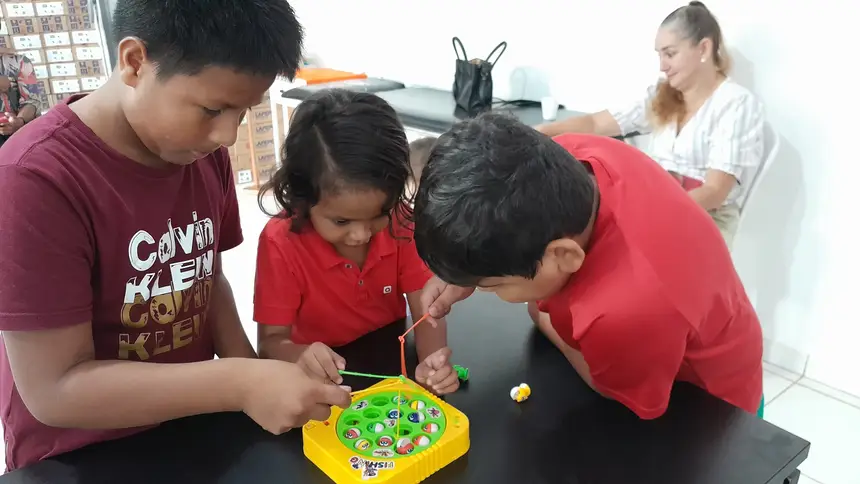 Crianças no Espaço TEAcoljo 