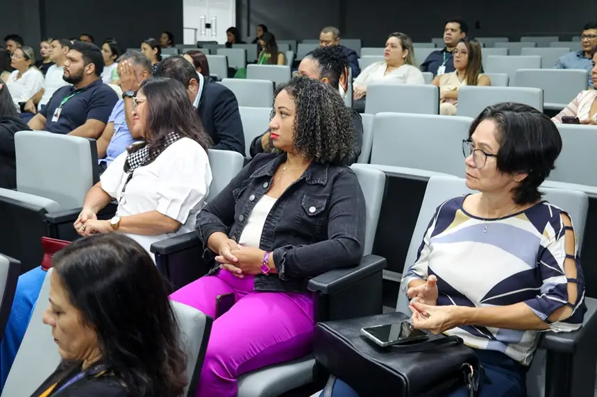 Foto: Evandro Vilhena/Seed Dilma Barreto (de roxo) é uma das doutorandas beneficiadas com a parceria integrada pelo Governo do Amapá