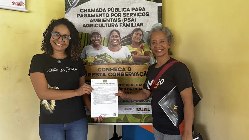 Lucinda Santos e a família comemoram a emissão do CAR e acesso ao Floresta+