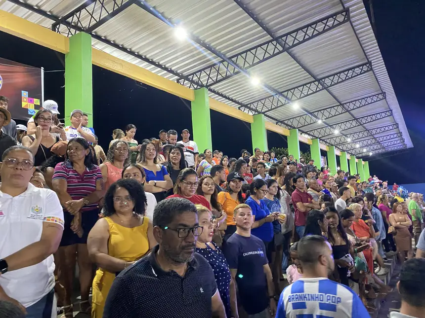Arquibancadas lotadas no Estádio Natizão durante a cerimônia de inauguração; comunidade compareceu em peso para celebrar o novo momento do esporte em Oiapoque