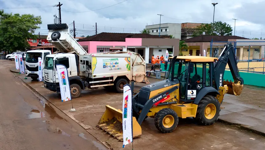 Serviço de limpeza publica conta com equipamentos diversos, como pá carregadeira e caçambas