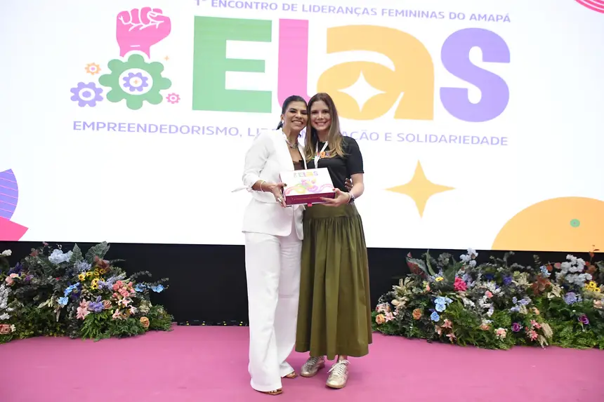 Carol Carvalho é cumprimentada por Priscilla Flores
