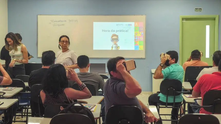 Foto: Breno Pantoja/Seed Professores testando o óculos de realidade virtual