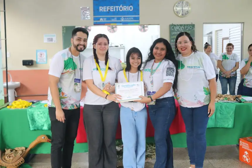 Ana Luiza juntamente com suas colegas Maria Paula Sena de Souza, também do terceiro ano e a Ana Flávia Rodrigues da Silvavencedoras da categoria Ciências Humanas 