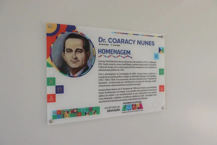 Foto: Evandro Vilhena/Seed Legado de Coaracy Nunes foi fixado na entrada da escola que leva seu nome