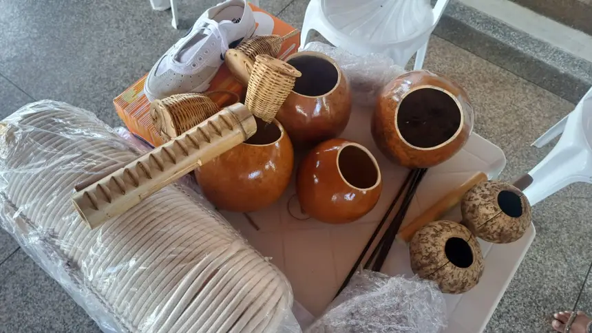 Materiais de capoeira entregue aos alunos