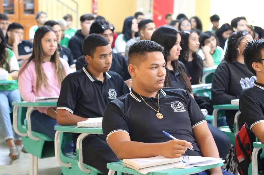 Os estudantes foram beneficiados com aula de Redação e Língua Portuguesa 