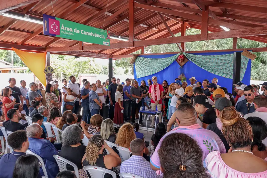 A comunidade comemorou a entrega em peso