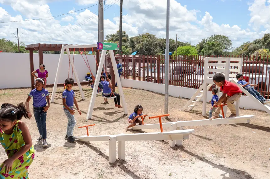 A entrega incluiu um parquinho e uma quadra de areia
