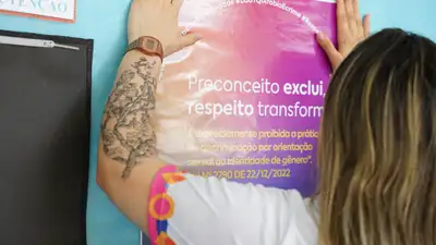 notícia: 'Adesivaço' em instituições públicas de ensino abre atividades de conscientização pelo Dia Nacional da Visibilidade Trans