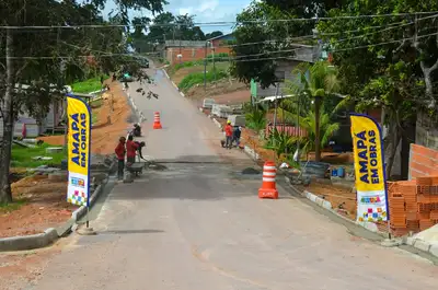 notícia: Moradores do Parque Aeroportuário em Macapá recebem 2,5 quilômetros de rua pavimentada pelo Governo do Amapá