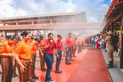 notícia: Escola Estadual Risalva de Freitas do Amaral acolhe 100 novos alunos com ‘batismo de mangueira’ do Corpo do Bombeiros