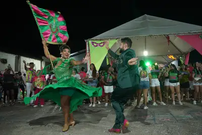 notícia: Carnaval 2025: folia verde e rosa da Maracatu da Favela embala 'Visita da Corte' da Liesap com Governo do Amapá