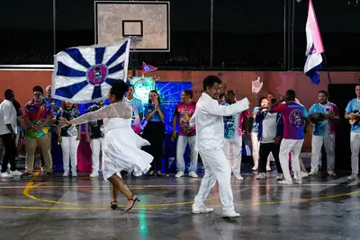 notícia: Carnaval 2025: Embaixada de Samba Cidade de Macapá recebe ‘Visita da Corte’ mostrando que nas feiras também tem folia  