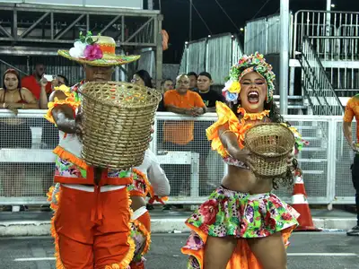 notícia: Carnaval 2025: Piratas Estilizados empolga a comunidade 'alaranjada' cantando a história do açaí, no Sambódromo de Macapá