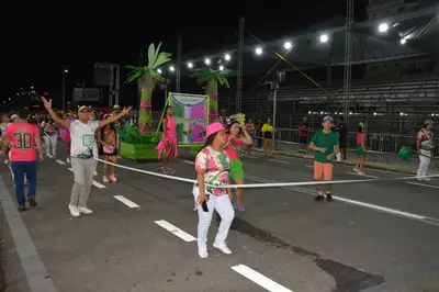 notícia: Carnaval 2025: Maracatu da Favela agita o público na abertura do último dia dos ensaios técnicos no Sambódromo de Macapá