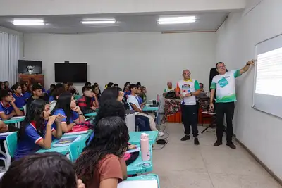 notícia: Governo do Amapá inicia aulas da Central do Enem em 12 escolas-polos de Macapá e Santana