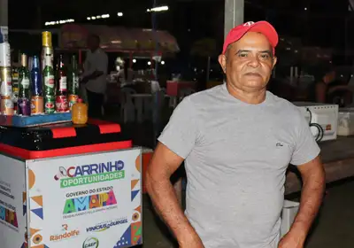 notícia: ‘Quando acontecem eventos como esse lindo Carnaval, ganhamos mais dinheiro’, diz comerciante que trabalha no Sambódromo de Macapá