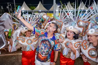 notícia: ’Carnaval lindo, com muita inovação das escolas e no sambódromo’, destaca governador Clécio Luís na 1ª noite de desfiles das escolas de samba no Amapá