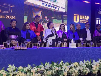 Foto: Divulgação Kátia Paulino, reitora da Ueap (ao centro)