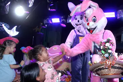 notícia: ‘Nos emocionamos ao transmitir alegria para as crianças’, diz casal fantasiado de coelhos na ‘Páscoa Encantada’ nos habitacionais de Macapá
