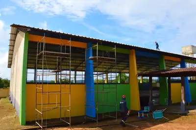 notícia: Governo do Amapá atua na reforma da quadra da Escola Estadual Professora Vanda Maria de Souza Cabete, em Laranjal do Jari