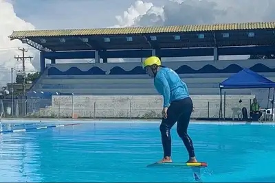 notícia: Atletas de 'Pump Foil' utilizam Piscina Olímpica do estado para prática pioneira com apoio do Governo do Amapá