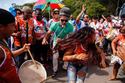 notícia: FOTOS: com participação de Carlinhos Brown, retirada dos mastros marca rito do Ciclo do Marabaixo 2025 em Macapá