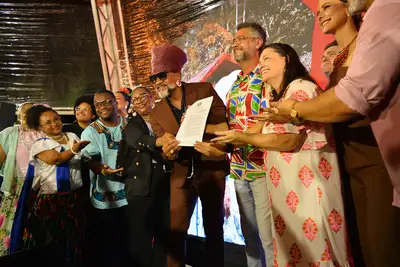 notícia: ‘Potencializa a nossa Amazônia negra e apresenta para o mundo’, diz governador do Amapá ao reconhecer Carlinhos Brown como embaixador do Marabaixo