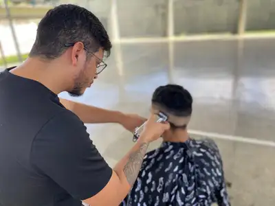 notícia: Voluntários oferecem corte de cabelo para internos em unidade de ressocialização do Governo do Amapá