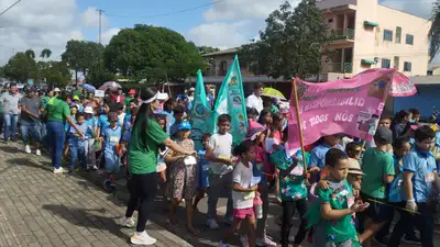 notícia: Governo do Amapá apoia a 1ª Caminhada de Orientação Ambiental, com mobilização 633 alunos da Escola Nelita Rocha em Macapá