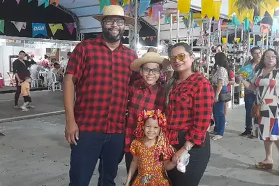 notícia: 'Faço questão de prestigiar', diz pedagoga ao levar marido e filhos pela primeira vez ao Arraiá do Povo do Governo do Amapá