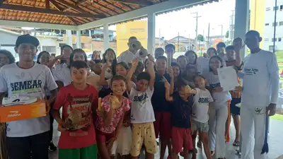 notícia: Capoeira e cidadania: Governo do Amapá entrega instrumentos para 41 crianças no Residencial Nelson dos Anjos