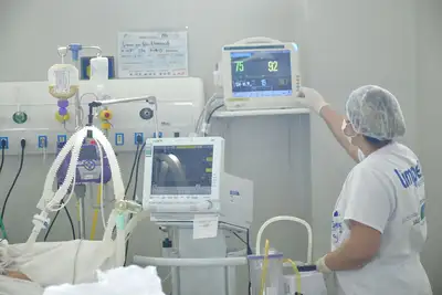 notícia: Governo do Amapá celebra habilitação da UTI do Hospital de Clínicas Alberto Lima pelo Ministério da Saúde