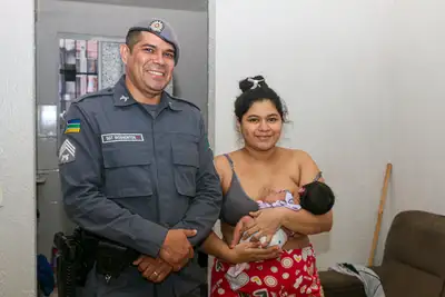 notícia: 'Os filhos são um presente de Deus', diz sargento ao reencontrar bebê que ajudou a salvar no Residencial São José, em Macapá