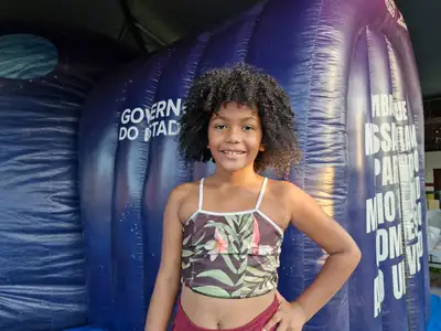 notícia: ‘Achei muito legal conhecer o universo’, diz visitante do planetário móvel durante as festividades de São Tiago