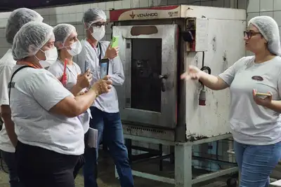 notícia: Alunos do curso técnico em Gastronomia do Cepajob realizam visita técnica ao Restaurante Universitário da Unifap