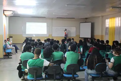 notícia: Governo do Amapá realiza aulão especial da Central do Enem na Escola Josefa Jucileide com foco em Linguagens e Redação, em Macapá