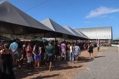 notícia: 'Amapá Sem Fome': Governo do Estado entrega kits de alimentos e vales-gás para centenas de famílias em Macapá