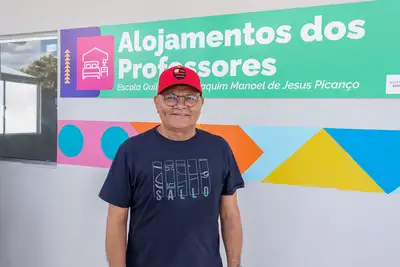 notícia: ‘O novo alojamento mostra o compromisso que o Governo tem conosco’, conta professor do ensino modular na entrega da Escola Estadual Joaquim Picanço