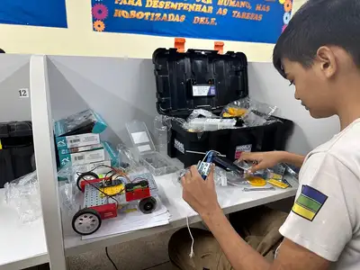 notícia: Governo do Amapá inova na educação com ensino de robótica e impressora 3D em escola de Oiapoque